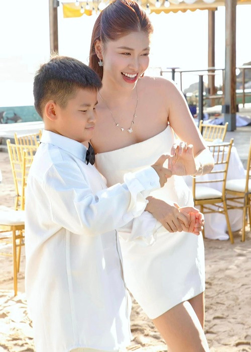 Nội dung tâm thư: “Gửi bố Khôi và mẹ Thủy, hôm nay con viết những lời này để chúc mừng sự kiện trọng đại của gia đình mình, kỷ niệm 10 năm ngày cưới của bố mẹ. Con còn nhớ 10 trước, con được chứng kiến đám cưới của bố mẹ, cả lớp chẳng có bạn nào được dự đám cưới của bố mẹ như con. Con rất yêu bố. Cảm ơn bố Khôi đã giống như người anh trai của con, cùng con ăn cùng con ngủ, cùng chơi game với chúng con và cùng bị mẹ Thủy mắng chung với chúng con luôn...". Ảnh: FBNV.