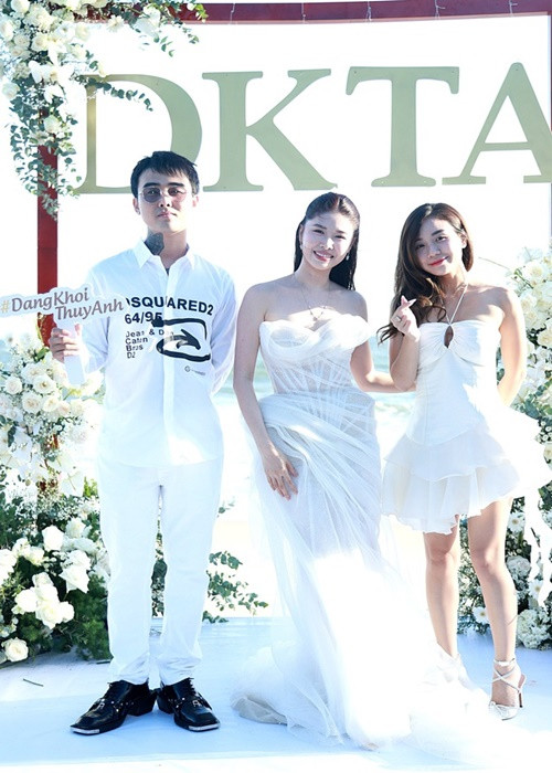 Đạt G và vợ cũ Hoài Lâm chụp ảnh kỷ niệm cùng Thủy Anh. Ảnh: Tổ Quốc.