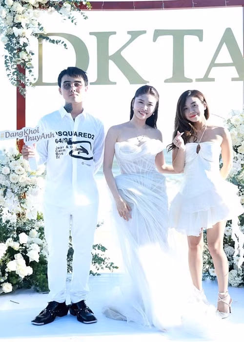 Đạt G và vợ cũ Hoài Lâm chụp ảnh kỷ niệm cùng Thủy Anh. Ảnh: Tổ Quốc.