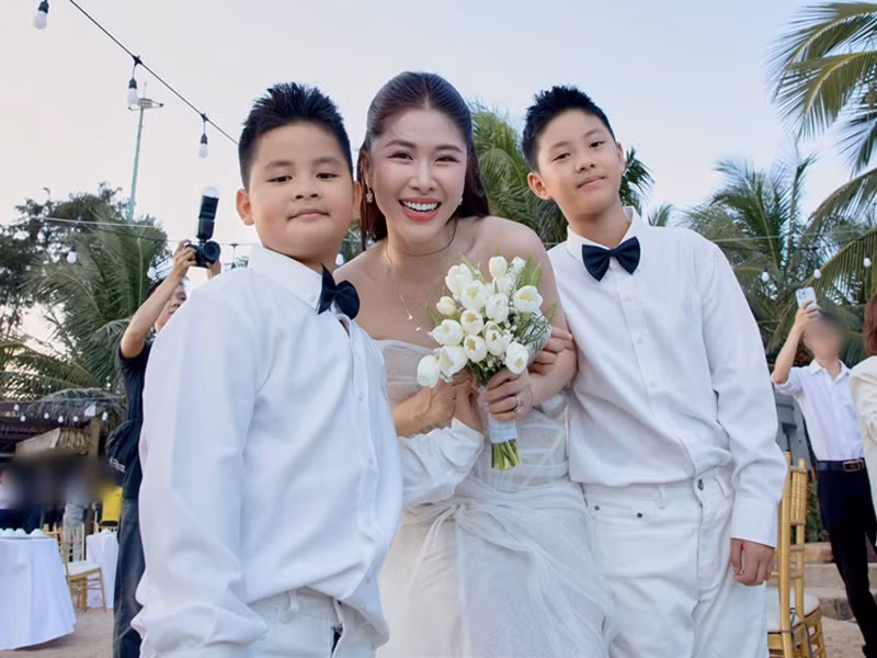 Hai con trai của Thủy Anh có mặt trong bữa tiệc và đọc thư tặng bố mẹ. Ảnh: FBNV.