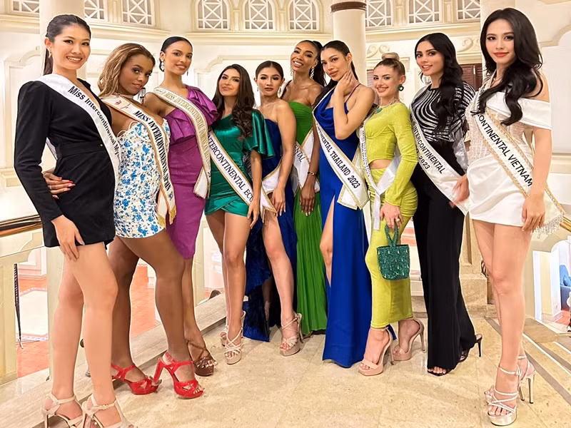 Đại diện Việt Nam khoe chân dài thẳng tắp bên dàn đối thủ.