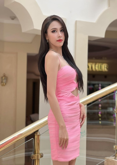 Ngọc Hằng cao 1m74, có số đo ba vòng 85-60-89 cm.