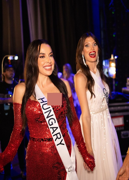 Các người đẹp nắm tay, động viên nhau trước phần thi trang phục dạ hội. Ảnh: Miss Universe.