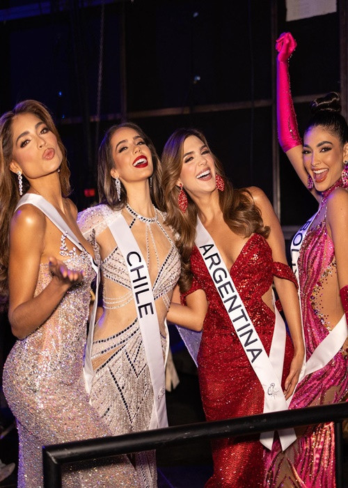 Các thí sinh thắt chặt tình chị em. Ảnh: Miss Universe.