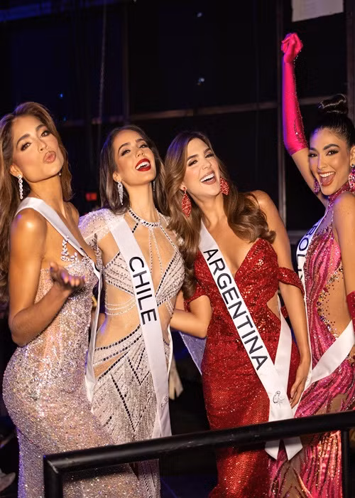 Các thí sinh thắt chặt tình chị em. Ảnh: Miss Universe.