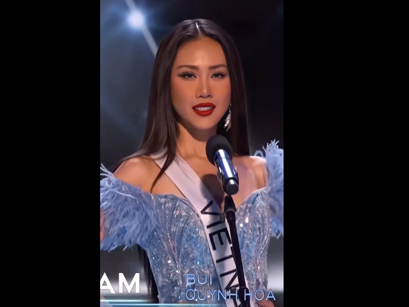 Trong bán kết Miss Universe 2023, ở phần hô tên, Bùi Quỳnh Hoa diện váy ngắn trễ vai tông xanh. Ảnh chụp màn hình.