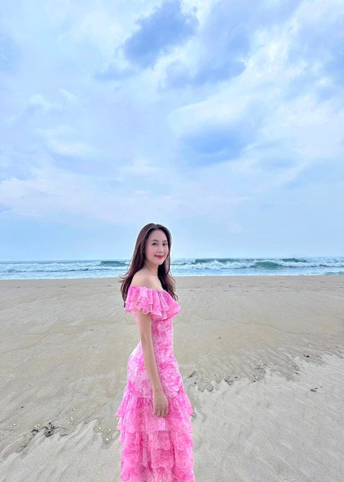 Hồng Diễm không đánh giá chồng là một người lãng mạn nhưng anh hay thể hiện bằng hành động. “Nói chung chồng tôi rất đàn ông, luôn đứng ra bảo vệ gia đình”, cô chia sẻ.