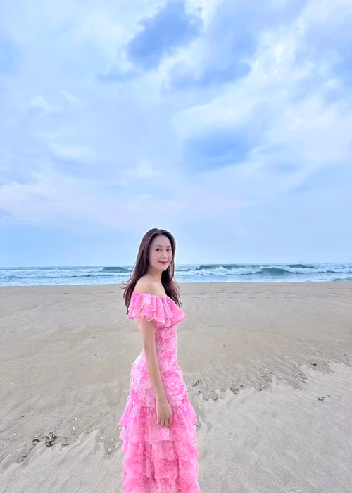 Hồng Diễm không đánh giá chồng là một người lãng mạn nhưng anh hay thể hiện bằng hành động. “Nói chung chồng tôi rất đàn ông, luôn đứng ra bảo vệ gia đình”, cô chia sẻ.