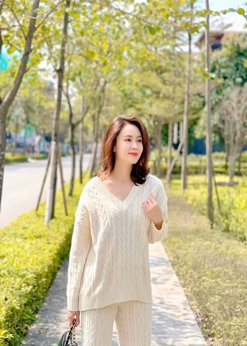 “Mình thích và ông xã đồng thuận rồi thì mới tham gia. Ông xã không ở trong nghề mà làm kinh doanh, nên đương nhiên là có cái nhìn hơi tiêu cực so với người làm nghệ thuật. Tuy nhiên, không phải vì thế mà anh cấm cản tôi làm nghề, chỉ là tự tôi thấy cần phải như thế. Khi mình hiểu tính cách, quan điểm của chồng thì cố gắng tránh hạn chế nhất sự khác nhau để không dẫn đến mâu thuẫn. Được đồng thuận thì mình sẽ có người chia sẻ việc nhà, chăm sóc con cái để được làm nghề lâu dài hơn nữa”, nữ diễn viên chia sẻ.