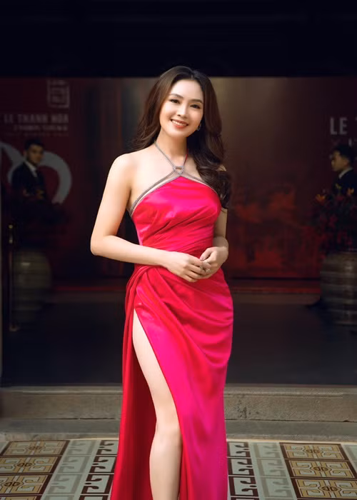 Trong cuộc phỏng vấn với Gia Đình Xã Hội, Hồng Diễm cho biết, mỗi khi được mời đóng phim, cô đều bàn bạc với chồng.