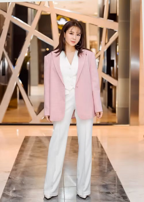 Trong gia đình, chồng diễn viên Hồng Diễm là người kiếm tiền chính. “Tôi chỉ ở nhà lo chăm con và cũng có công việc kinh doanh riêng là thời trang trẻ em. Chính vì thế mà áp lực kinh tế cũng nhẹ nhàng hơn”, cô kể.