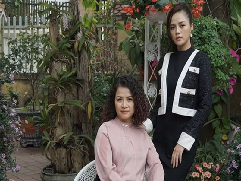 Nghệ sĩ Thu Hạnh đóng vai bà Sa trong Hương vị tình thân. Cuối tháng 2/2023, nữ diễn viên lên tiếng về tin đồn trốn nợ. Cụ thể, trên Dân Việt, cô cho biết, 2 năm trước, cô vay nặng lãi để kinh doanh và đã trả nợ xong. Ảnh: VTV.