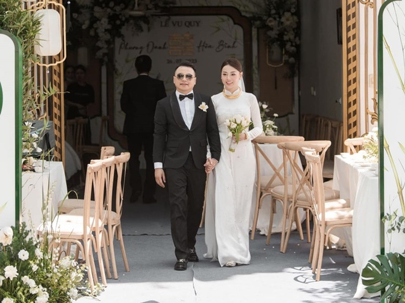 Phương Oanh hẹn hò Shark Bình năm 2022. Tháng 6/2023, cả hai đăng ký kết hôn. Sau đó, Phương Oanh và Shark Bình tổ chức lễ ăn hỏi. Hiện tại, nữ diễn viên mang bầu đôi. Ảnh: FBNV.