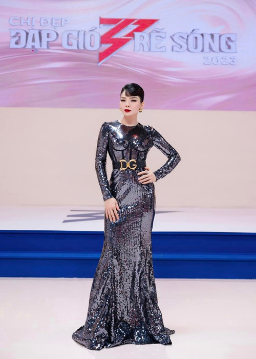 Sinh năm 1981, từng một lần sinh nở, nữ ca sĩ Lệ Quyên vẫn giữ được body chuẩn với vòng một gợi cảm, eo không chút mỡ thừa cùng vòng ba cong vút.