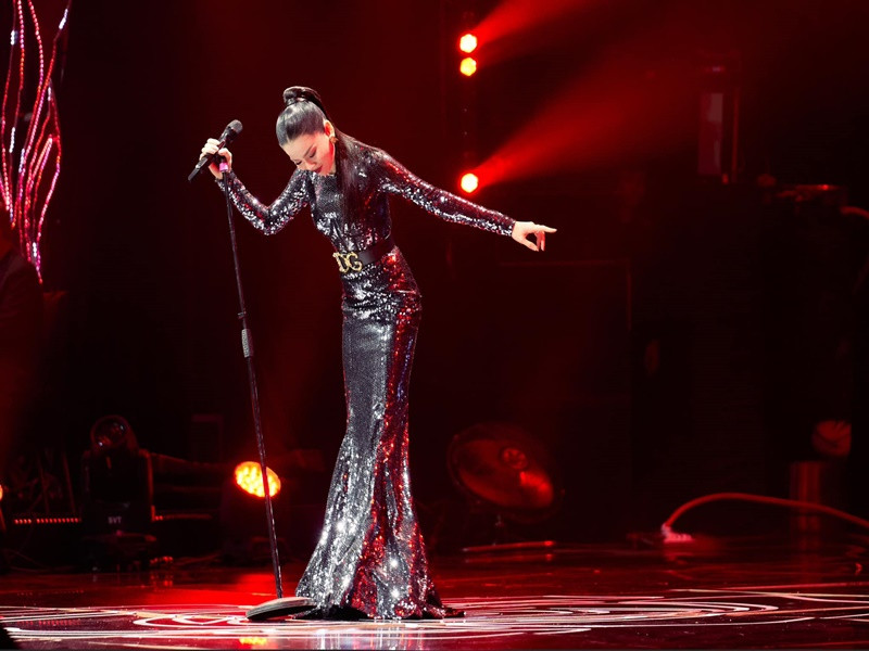 Nữ ca sĩ chuộng mặc váy bó sát khoe vóc dáng nuột nà.