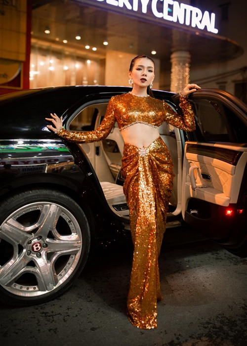 Trang phục bó sát, cắt xẻ không làm khó được Lệ Quyên.