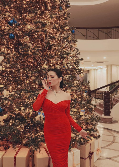 Nữ ca sĩ có phong cách đa dạng, lúc cá tính, khi lại quyến rũ, dịu dàng.