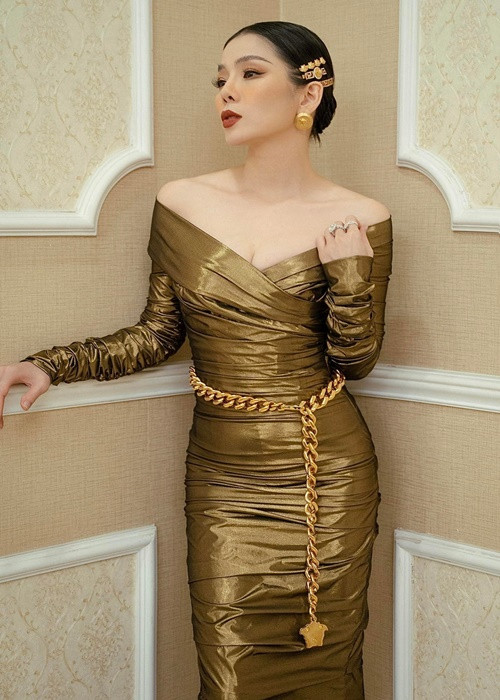 Bà mẹ một con chăm chỉ tập luyện dù chạy show liên tục.