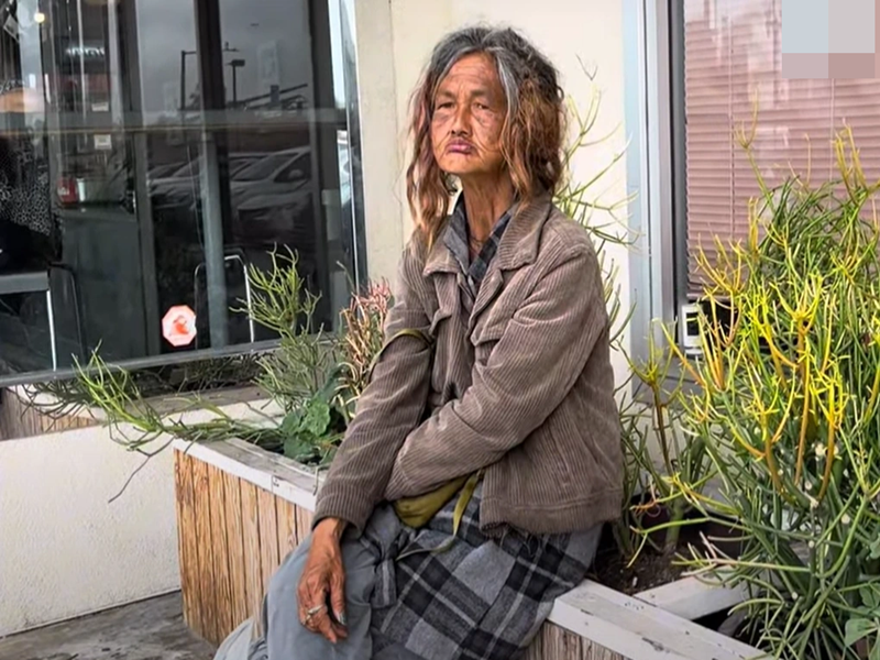 Ở tuổi xế chiều, nữ ca sĩ nổi tiếng một thời trông gầy gò, hai má hóp lại, đen đúa, mái tóc luôn rối xù. Ảnh: Dân Trí.