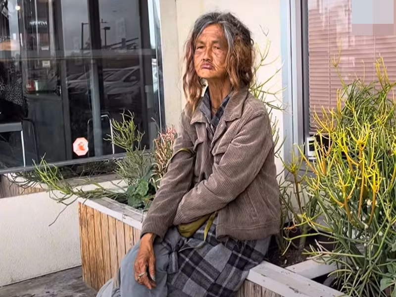 Ở tuổi xế chiều, nữ ca sĩ nổi tiếng một thời trông gầy gò, hai má hóp lại, đen đúa, mái tóc luôn rối xù. Ảnh: Dân Trí.