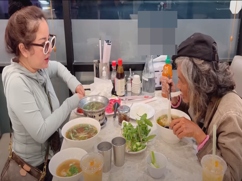 Cách đây không lâu, khi vô tình gặp lại Kim Ngân đang đi lang thang, Thúy Nga đưa đàn chị đi ăn phở. Ảnh chụp màn hình.