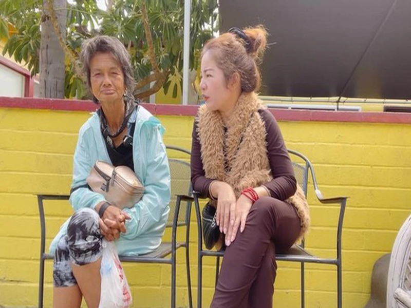 Năm 2021, Thúy Nga đứng ra giúp đỡ Kim Ngân. Tuy nhiên, sau đó, cô tuyên bố dừng hỗ trợ đàn chị bởi dù thực tâm chỉ mong đàn chị có cuộc sống tốt hơn, cô vẫn bị nhiều người công kích. Ảnh: Dân Trí.