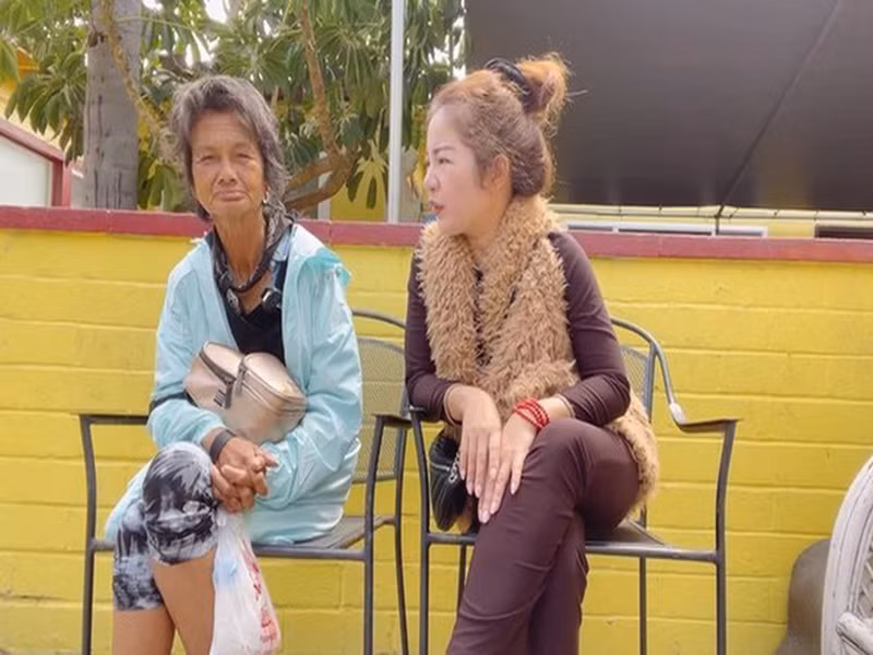 Năm 2021, Thúy Nga đứng ra giúp đỡ Kim Ngân. Tuy nhiên, sau đó, cô tuyên bố dừng hỗ trợ đàn chị bởi dù thực tâm chỉ mong đàn chị có cuộc sống tốt hơn, cô vẫn bị nhiều người công kích. Ảnh: Dân Trí.