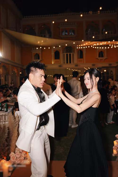 Trong tiệc cưới, dàn nghệ sĩ quậy tưng bừng. Trong ảnh, Ninh Dương Lan Ngọc và Lê Dương Bảo Lâm nhảy trong khi các nghệ sĩ hát tại đám cưới. Ảnh: NVCC.