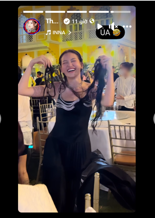 Thùy Anh bị rơi tóc giả sau khi lên khỏi bể bơi. Ảnh chụp màn hình.