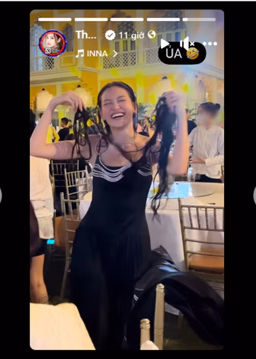 Thùy Anh bị rơi tóc giả sau khi lên khỏi bể bơi. Ảnh chụp màn hình.