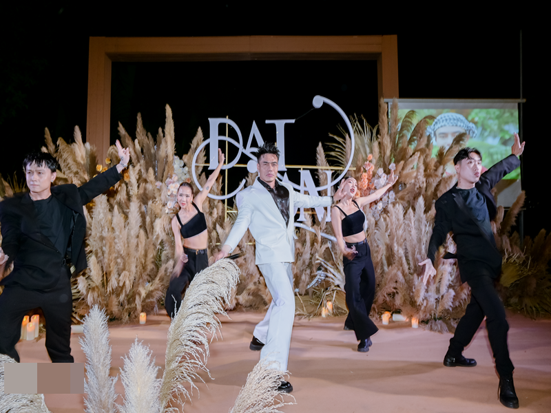 Lê Dương Bảo Lâm hát Oải ca chưởng. Ảnh: NVCC.