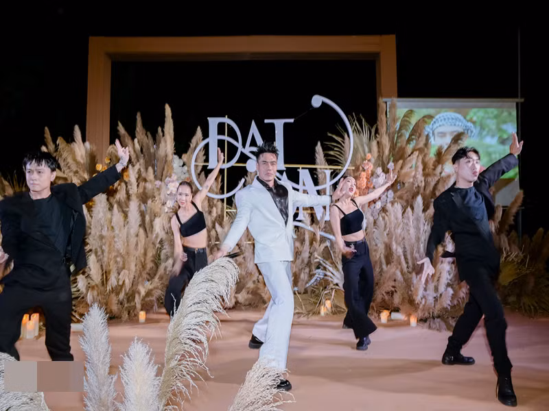 Lê Dương Bảo Lâm hát Oải ca chưởng. Ảnh: NVCC.