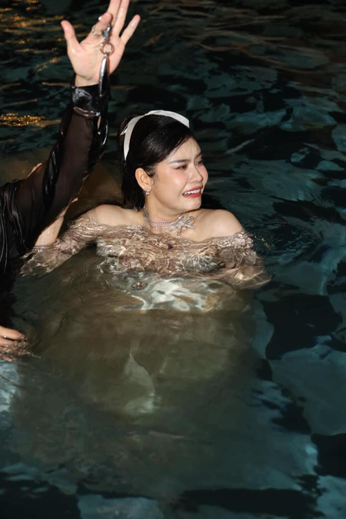 Trương Quỳnh Anh biểu cảm hài hước sau khi bị quăng xuống bể bơi. Ảnh: Saostar.