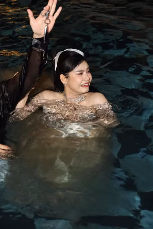Trương Quỳnh Anh biểu cảm hài hước sau khi bị quăng xuống bể bơi. Ảnh: Saostar.