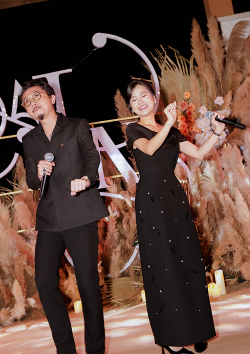 Lâm Vỹ Dạ hát Hoa giấy cùng ông xã Hứa Minh Đạt. Ảnh: NVCC.