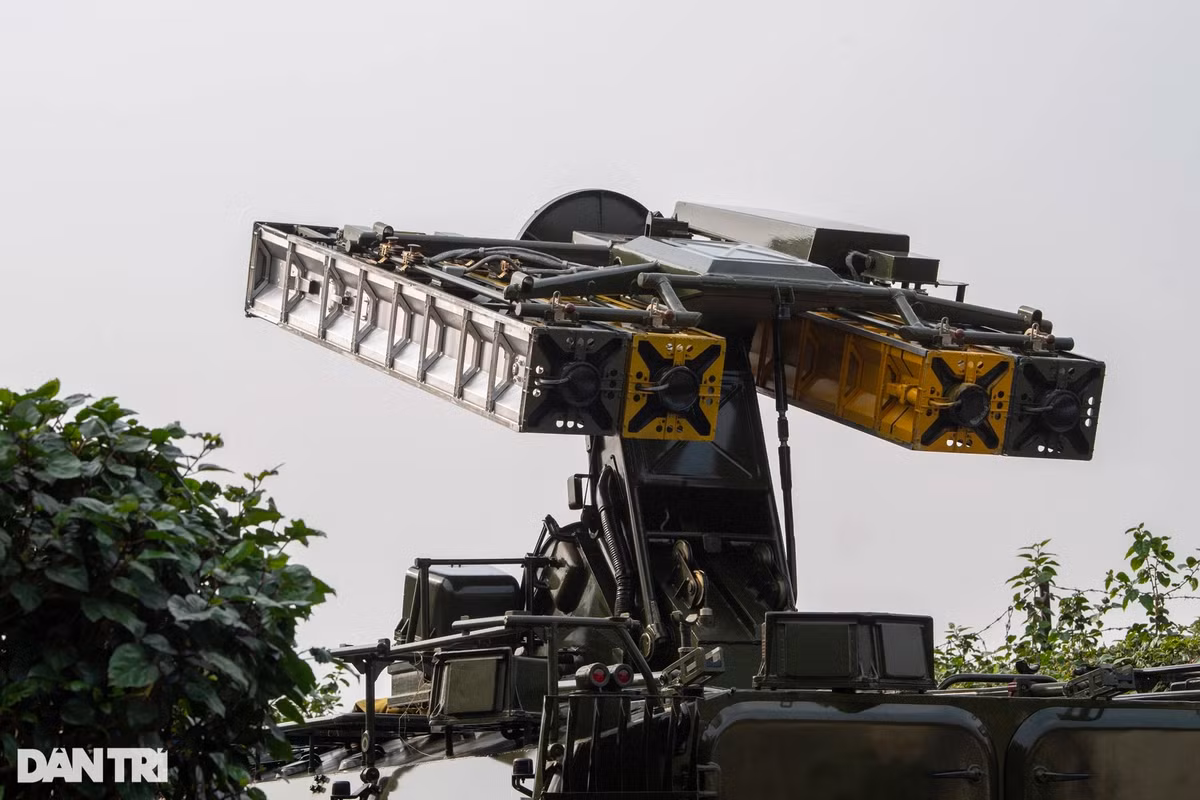 Tổ hợp trang bị đạn tên lửa 9M37 (9M37M) có tầm bắn hiệu quả tới 5.000m trong dải độ cao 25m đến 3.500m, đặt trong ống phóng kiêm ống bảo quản ở chế độ sẵn sàng bắn.