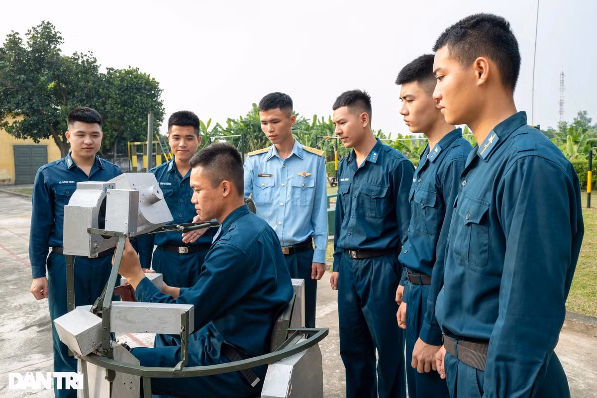 Trong ảnh, Trung úy Nguyễn Văn Tài - Trung đội trưởng, Trưởng xe A89 thuộc Đại đội 3 - đang hướng dẫn các chiến sĩ trẻ trong tiểu đoàn huấn luyện "khô" trên mô hình mô phỏng phòng lái của tổ hợp A-89.Chỉ mất 4 tháng nghiên cứu, từ những vật liệu đơn giản, dễ kiếm với tổng chi phí khoảng 2 triệu đồng, Trung úy Nguyễn Văn Tài đã hoàn thành mô hình mô phỏng được đầy đủ, giống với buồng xạ thủ trên xe A-89, như: Quy tắc đặt lượng đón, xạ kích, thiết bị thông tin liên lạc... Đây là mô hình sáng kiến kinh nghiệm được Sư đoàn 361 đánh giá cao trong công tác huấn luyện.