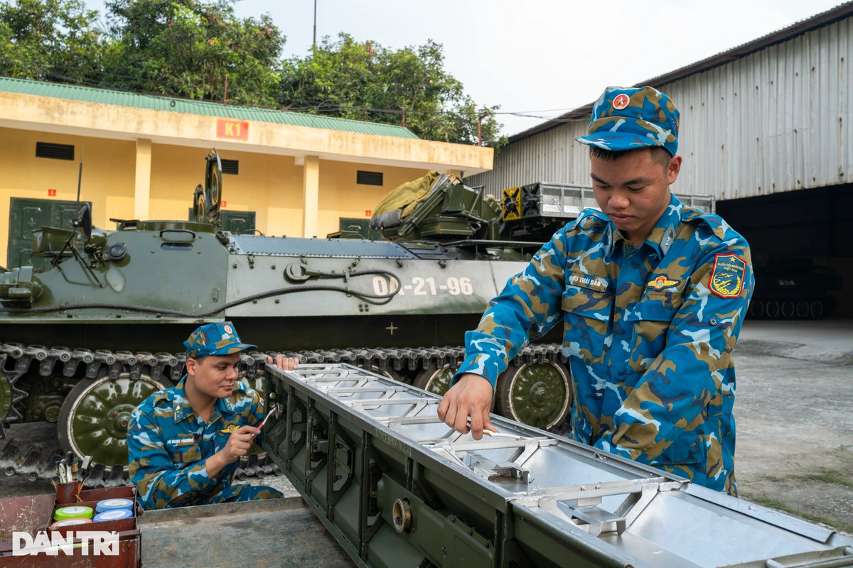 Kết thúc mỗi buổi huấn luyện và trực, kíp cán bộ chiến sĩ thực hiện bảo dưỡng, lau chùi vũ khí, đảm bảo luôn sẵn sàng thực hiện nhiệm vụ trong mọi tình huống.