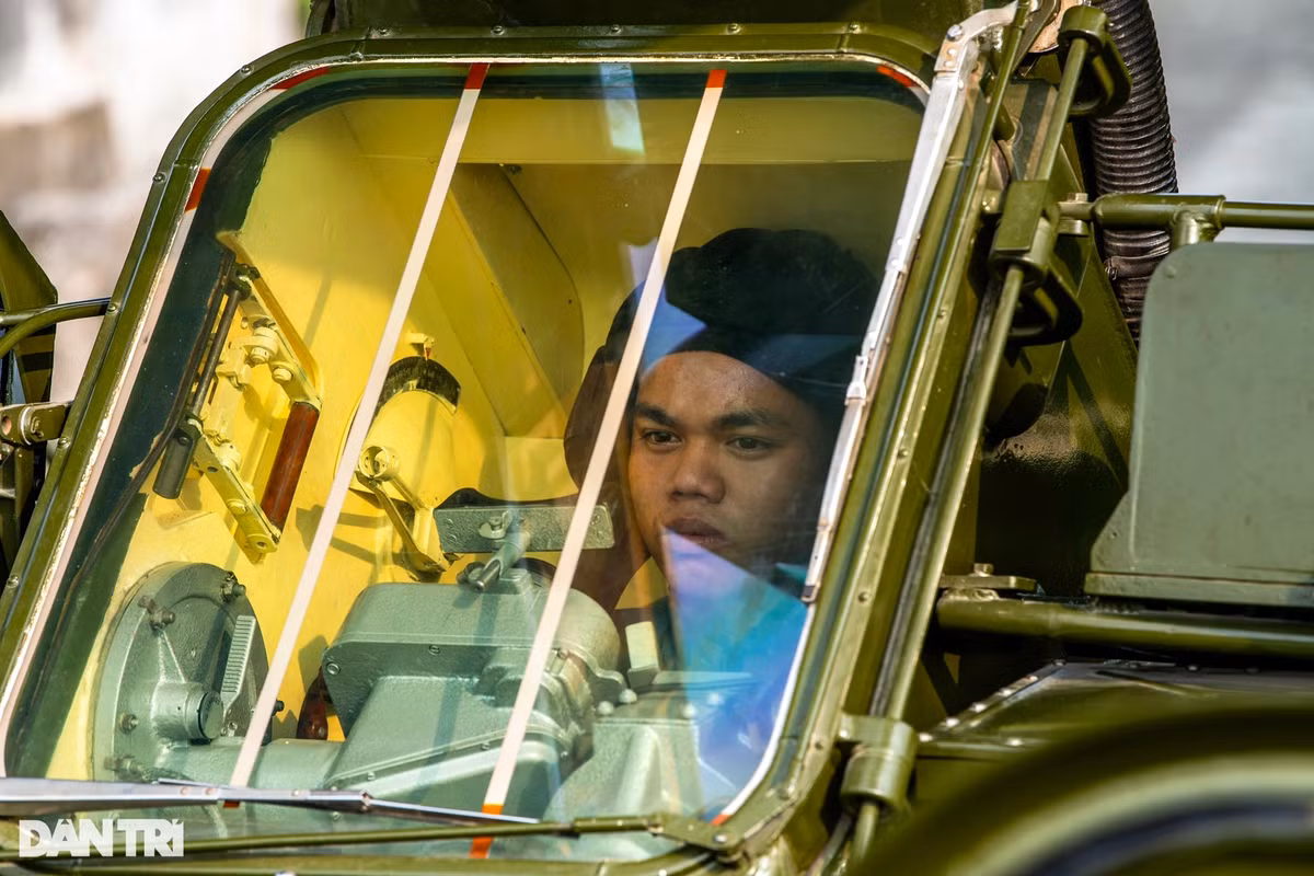 Vị trí của xạ thủ được bố trí phía sau và nhô cao hơn lái xe và trưởng xe để có khả năng quan sát, bao quát toàn bộ khu vực chiến đấu. Tổ hợp có thể được trang bị thêm một súng trung liên nhằm tăng khả năng bảo vệ trong trường hợp cần thiết.