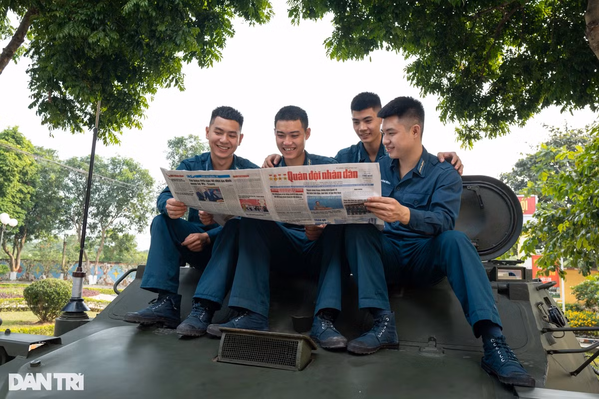 Giây phút thảnh thơi của các chiến sĩ sau những giờ huấn luyện và thực hiện nhiệm vụ trực chiến trên thao trường. Thành lập năm 1972, Tiểu đoàn tên lửa 172 (Trung đoàn 64, Sư đoàn 361, Quân chủng Phòng không Không quân) ngay ban đầu đã tham gia chiến đấu ở chiến trường Đông Nam Bộ với tên lửa vác vai A72 của Liên Xô cũ viện trợ cho Quân đội nhân dân Việt Nam. Tiểu đoàn đã tham gia nhiều trận đánh quan trọng như chiến dịch Nguyễn Huệ 1972, chiến đấu phòng ngự Chốt chặn Tàu Ô - Xóm Ruộng... tiêu diệt nhiều máy bay trực thăng địch. Đến năm 1989, Trung đoàn 64 được biên chế thêm các tổ hợp tên lửa phòng không tầm thấp A-89 và nhận nhiệm vụ bảo vệ khu vực sân bay Nội Bài, TP Hà Nội. Tiểu đoàn tên lửa 172 đã được Nhà nước phong tặng danh hiệu Anh hùng lực lượng vũ trang nhân dân, 4 đại đội được phong tặng danh hiệu Anh hùng lực lượng vũ trang nhân dân. Đơn vị cũng đã có 10 cá nhân được phong tặng danh hiệu Anh hùng lực lượng vũ trang nhân dân như anh hùng Nguyễn Quang Lộc đã bắn rơi 5 máy bay Mỹ từ năm 1972 đến năm 1975.