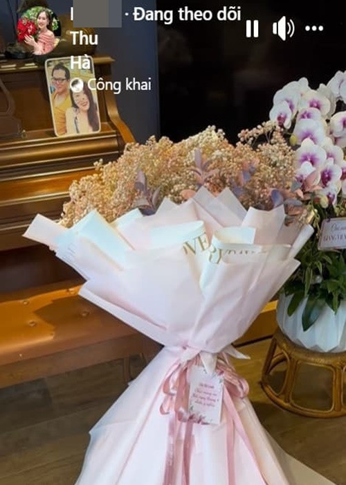 Vợ Trung Hiếu ít công khai hình ảnh của mình trên trang cá nhân. Đáng chú ý, trong một clip khoe nhà, Thu Hà để lộ bức ảnh tình tứ bên chồng. Ảnh chụp màn hình.