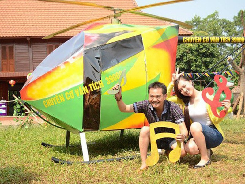 Đạo diễn Trần Bình Trọng chia sẻ trên Tổ Quốc, năm 2014, Trung Hiếu từng dẫn Thu Hà đến đoàn làm phim Đại gia chân đất và cho biết cô muốn thử sức với phim ảnh. Trong Đại gia chân đất, Thu Hà đóng vai con dâu của Trung Hiếu. Khi đó, đạo diễn Trần Bình Trọng nghĩ đơn giản, Thu Hà là bạn hoặc người thân của Trung Hiếu chứ không nghĩ hai người hẹn hò. Ảnh: Đời Sống Pháp Luật.