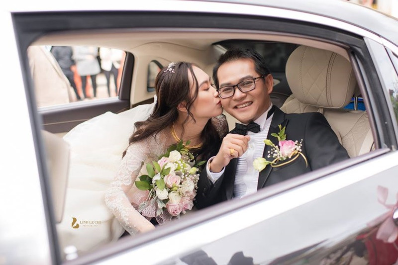 Đầu năm 2020, nam nghệ sĩ chia sẻ trên Người Đưa Tin: "Tôi thấy cuộc sống của tôi hiện đang rất viên mãn. Nhờ có vợ mà tôi bớt nhậu nhẹt và tụ tập hơn. Mọi ngày, người thân, bạn bè, đồng nghiệp, đối tác… rủ thì không tìm được lý do nào mà từ chối cả. Bây giờ có vợ rồi thì cũng có lý do chính đáng để anh em “tha” cho. Nhờ thế mà tôi cũng bớt được những cuộc chén chú chén anh đến tận đêm”. Ảnh: Người Đưa Tin.