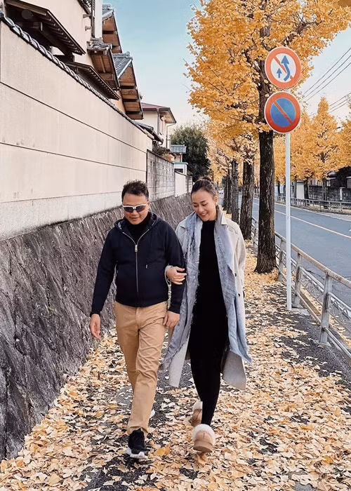 Phương Oanh tình tứ bên Shark Bình ở Nhật Bản Phuong Oanh tinh tu ben Shark Binh o Nhat Ban