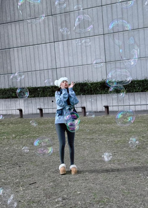 Nữ diễn viên nhí nhảnh trước những quả bong bóng. "Chả hiểu sao nhìn những thứ như này vẫn cứ bị cuốn. Liệu có phải là bị mắc chứng bệnh “tâm hồn trẻ thơ mãn tính” không mọi người", Phương Oanh viết.