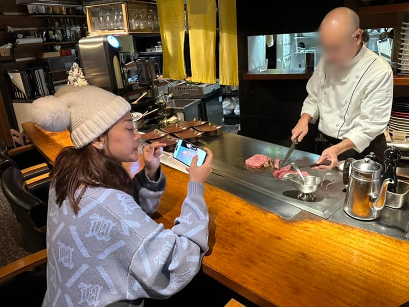 Shark Bình ghi lại nhiều khoảnh khắc của Phương Oanh trong chuyến nghỉ dưỡng.