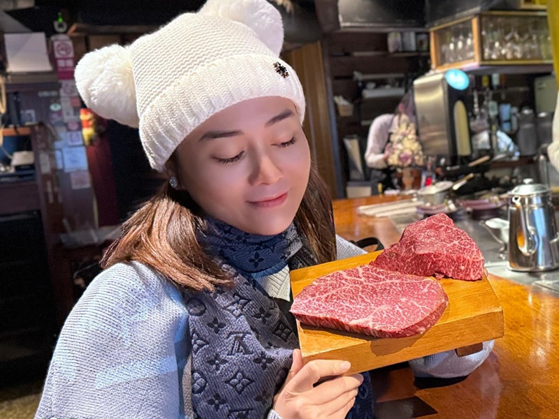 Nhan sắc của Phương Oanh khi mang bầu đôi được nhận xét rạng rỡ.