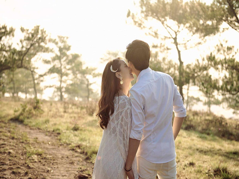 Yến Trang phủ nhận nghi vấn lên xe hoa. Cô viết: “Đúng là ảnh đẹp như ảnh cưới thật, em cũng muốn nó là ảnh cưới lắm nhưng mà em chưa 18 tuổi nên chưa được cưới mọi người ạ”. Nữ ca sĩ còn chia sẻ, khi nào cưới, cô sẽ thông báo và đích thân sẽ gửi thiệp mời đến tận tay mọi người. Ảnh: Khám Phá.