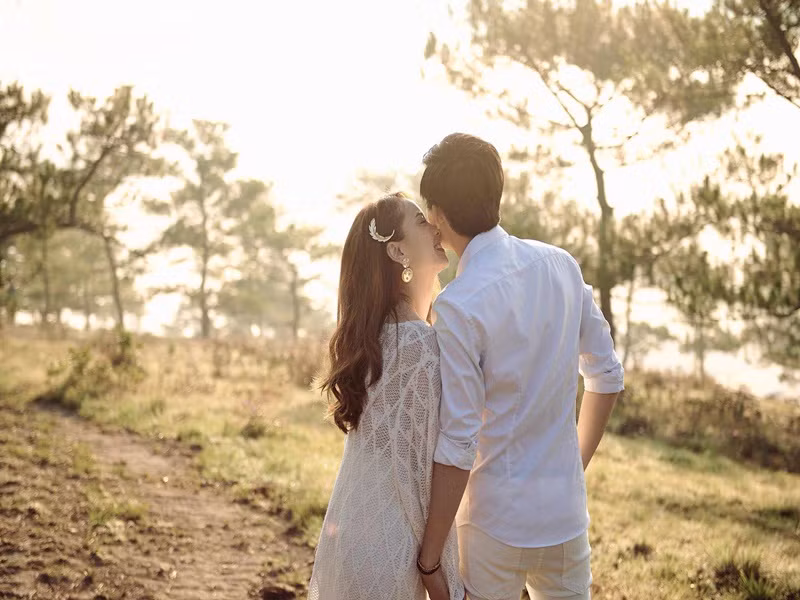 Yến Trang phủ nhận nghi vấn lên xe hoa. Cô viết: “Đúng là ảnh đẹp như ảnh cưới thật, em cũng muốn nó là ảnh cưới lắm nhưng mà em chưa 18 tuổi nên chưa được cưới mọi người ạ”. Nữ ca sĩ còn chia sẻ, khi nào cưới, cô sẽ thông báo và đích thân sẽ gửi thiệp mời đến tận tay mọi người. Ảnh: Khám Phá.