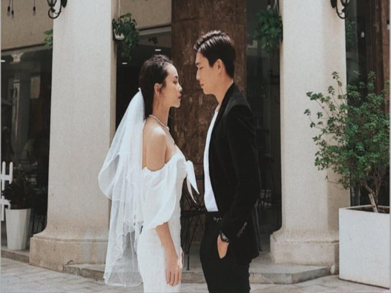 Yến Trang phủ nhận tin đồn lên xe hoa. Cô viết trên trang cá nhân: "Chuẩn bị vlog chia sẻ 1001 tips đồ cưới và cách chụp hình cô dâu chú rể nhé. Chứ không phải mình cưới đâu ạ". Ảnh: Saostar.